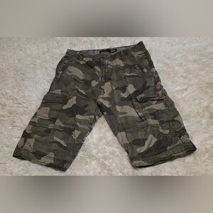 Plugg men’s size 34 camouflage cargo shorts EUC